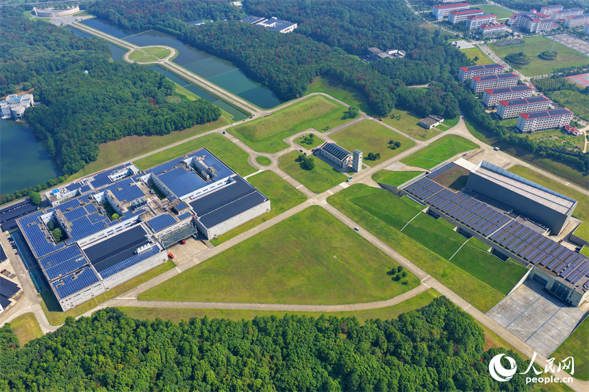 華潤江中灣里制造基地(江中藥谷),鱗次櫛比的光伏發電板在廠房屋頂依次排列,源源不斷生成綠色電能。人民網 朱海鵬攝