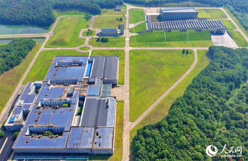 華潤江中灣里制造基地（江中藥谷），鱗次櫛比的光伏發電板在廠房屋頂依次排列，源源不斷生成綠色電能。人民網 朱海鵬攝