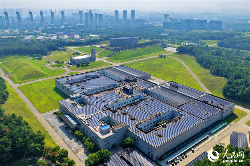 華潤江中灣里制造基地（江中藥谷），鱗次櫛比的光伏發電板在廠房屋頂依次排列，源源不斷生成綠色電能。人民網 朱海鵬攝