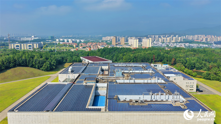 華潤江中灣里制造基地（江中藥谷），鱗次櫛比的光伏發電板在廠房屋頂依次排列，源源不斷生成綠色電能。人民網 朱海鵬攝