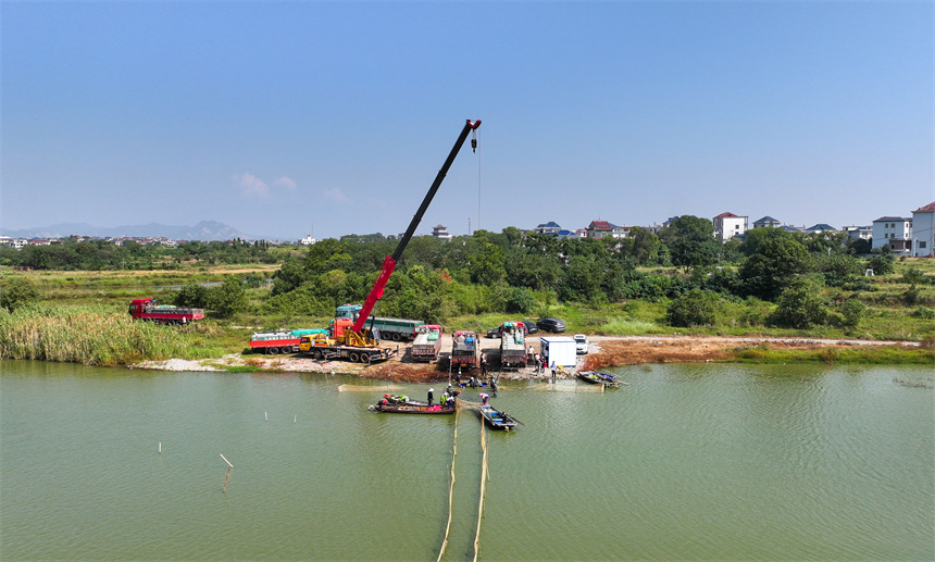 漁民們趁著晴好天氣開啟秋捕作業。潘成攝