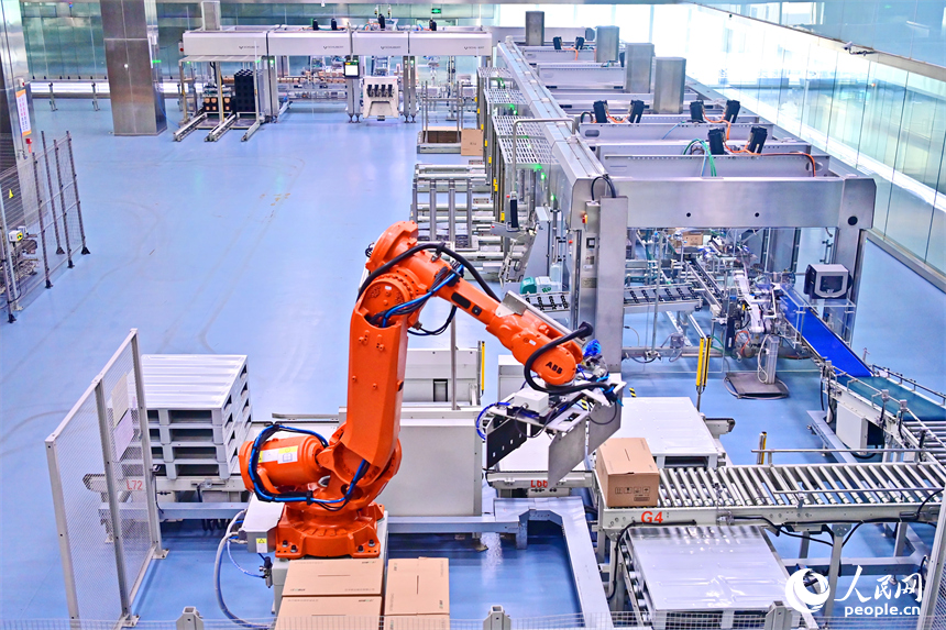 華潤江中灣里制造基地(江中藥谷)車間內,智能設備來回轉動,產品運輸包裝有序進行。人民網 朱海鵬攝