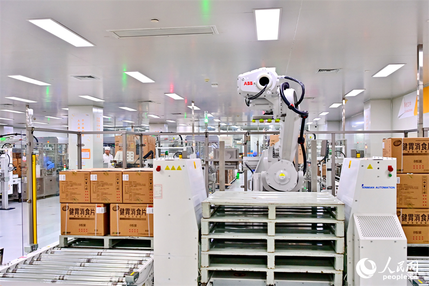 華潤江中灣里制造基地（江中藥谷）車間內，智能設備來回轉動，產品運輸包裝有序進行。人民網 朱海鵬攝