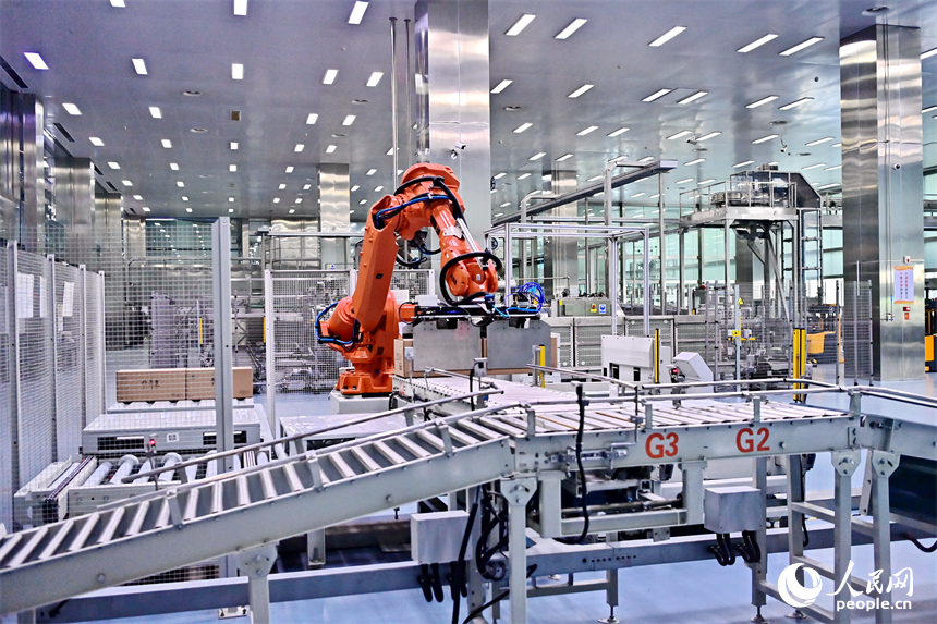 華潤江中灣里制造基地（江中藥谷）車間內，智能設備來回轉動，產品運輸包裝有序進行。人民網 朱海鵬攝