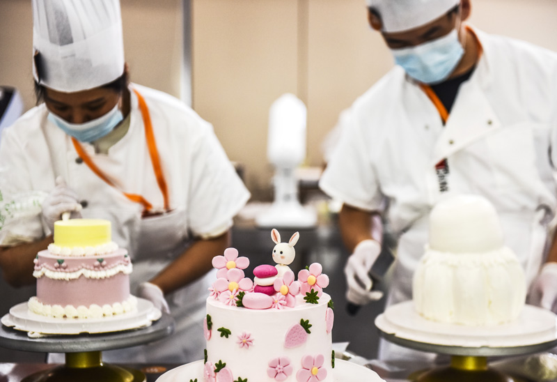 參賽選手在江西省撫州市資溪縣中等專業學校無菌教室內制作蛋糕。