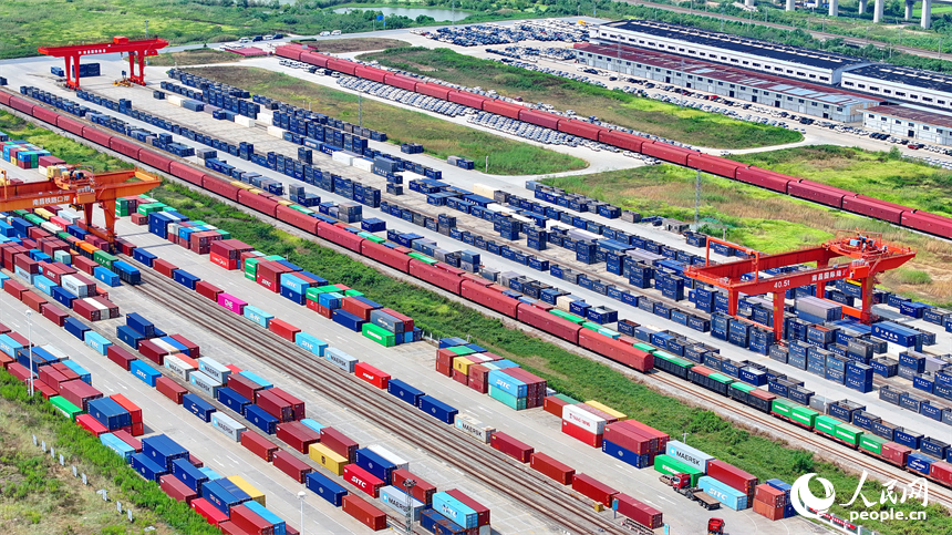 南昌國際陸港,裝載汽車零配件、機械設備、家電等產品的集裝箱裝卸工作有序推進。人民網 朱海鵬攝