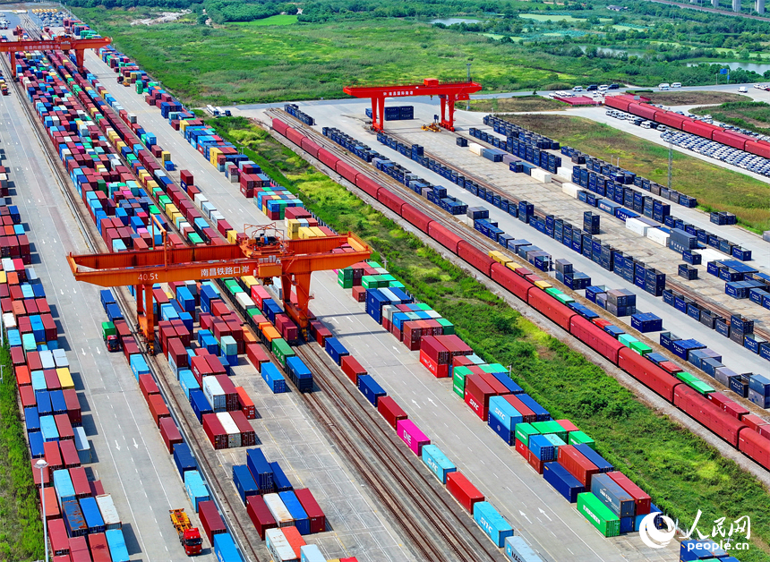 南昌國際陸港，裝載汽車零配件、機械設備、家電等產品的集裝箱裝卸工作有序推進。人民網 朱海鵬攝