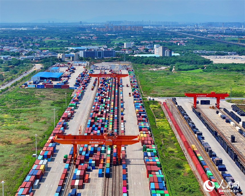 南昌國際陸港，裝載汽車零配件、機械設備、家電等產品的集裝箱裝卸工作有序推進。人民網 朱海鵬攝