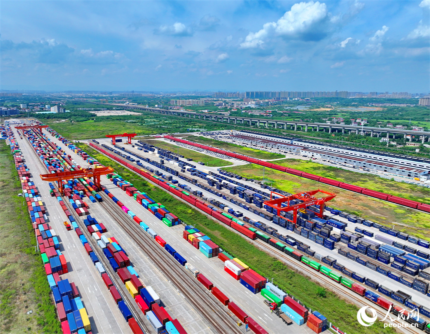 南昌國際陸港，裝載汽車零配件、機械設備、家電等產品的集裝箱裝卸工作有序推進。人民網 朱海鵬攝