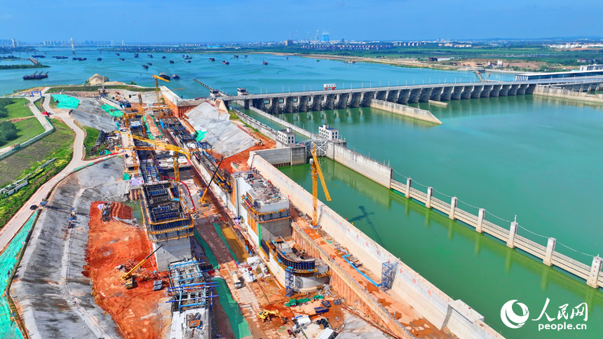 贛江龍頭山樞紐二線船閘工程建設現場塔吊林立，施工繁忙，工人在澆筑船閘主體結構。人民網 朱海鵬攝