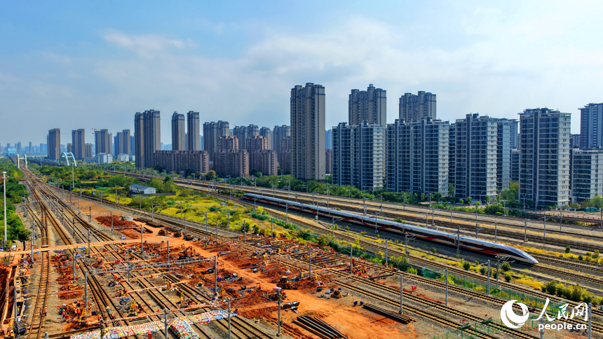 項目施工現場，設備作業有序，工人在進行鐵路涵洞下穿部分施工。人民網 朱海鵬攝