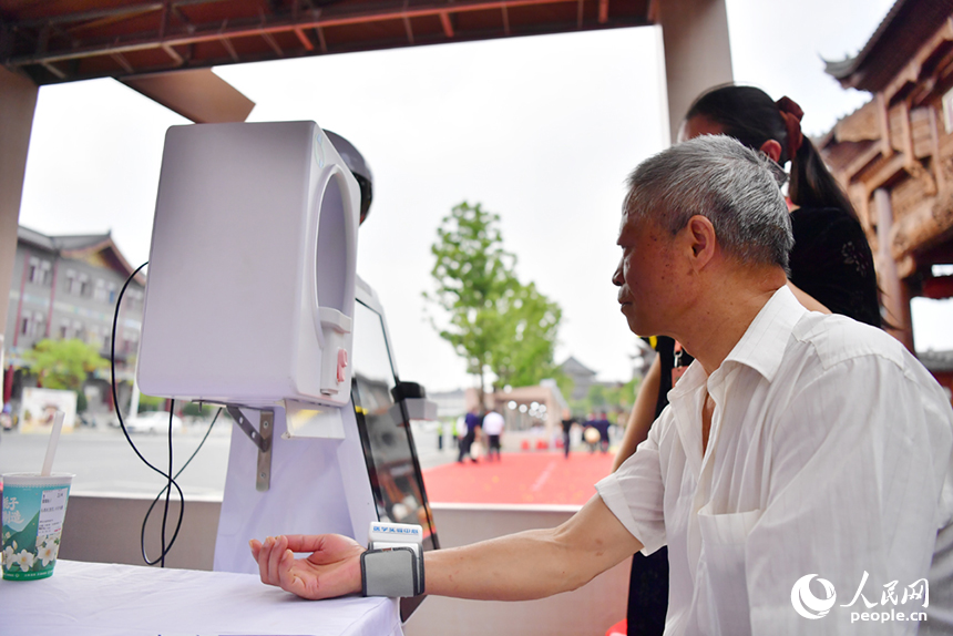 科技元素加持中醫診療，讓診療更便捷更精準。人民網記者 時雨攝