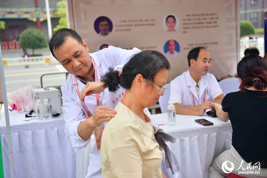 專家坐診，為民眾健康診療服務。人民網記者 時雨攝