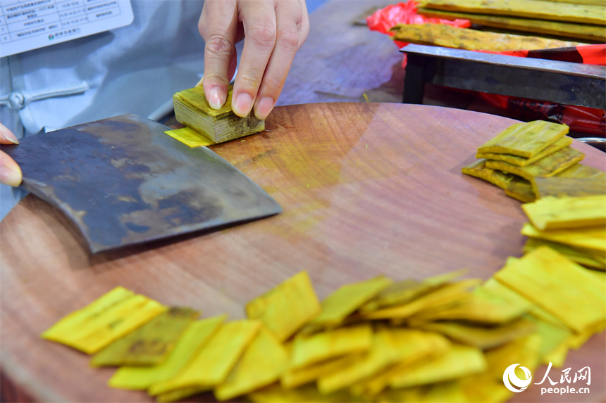 非遺傳承人現場進行樟幫中藥炮制技藝展演。人民網記者 時雨攝