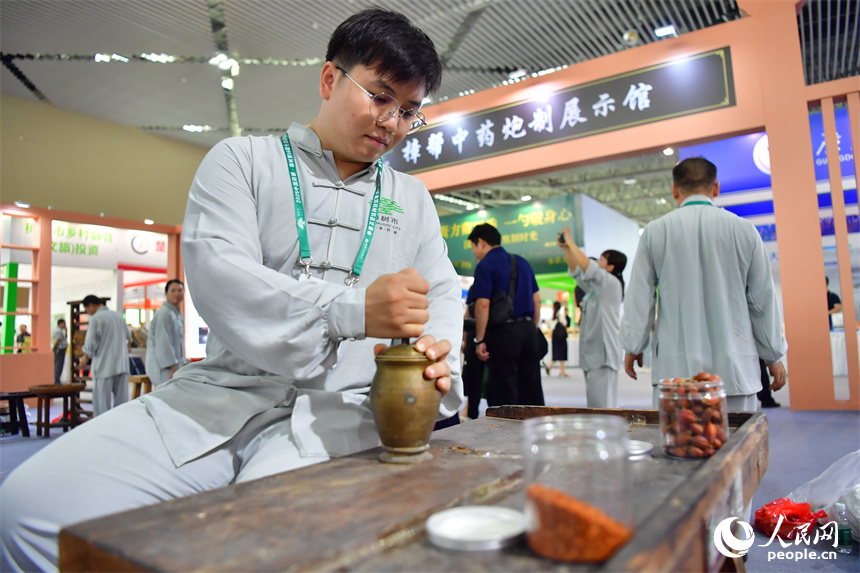 非遺傳承人現場進行樟幫中藥炮制技藝展演。人民網記者 時雨攝