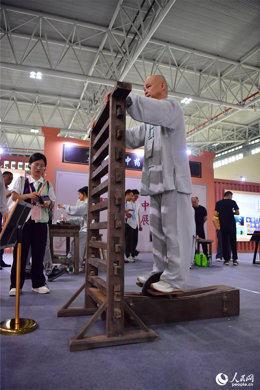非遺傳承人現場進行樟幫中藥炮制技藝展演。人民網記者 時雨攝