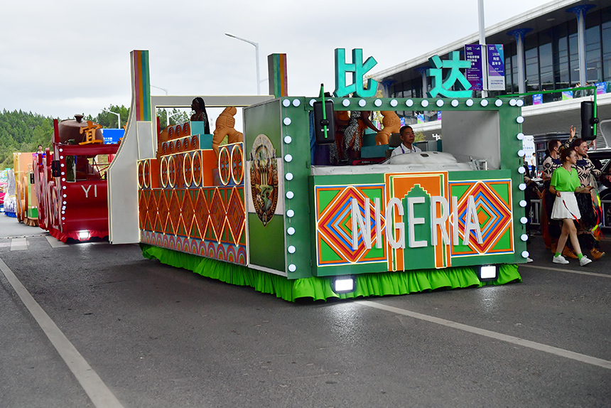 花車巡游讓市民和游客有機會近距離感受不同國家和地區的陶瓷藝術特色。人民網記者 時雨攝