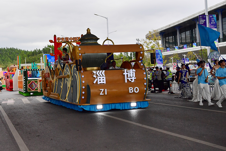 花車巡游讓市民和游客有機會近距離感受不同國家和地區的陶瓷藝術特色。人民網記者 時雨攝