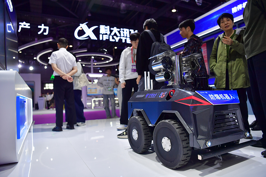 中國電信展位展出的防爆機器人。人民網記者 時雨攝