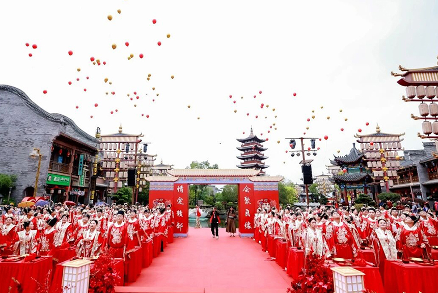 2025年江西省職工集體婚禮在江西廬山西海柘林古鎮舉行，圖為集體婚禮現場。文斌攝