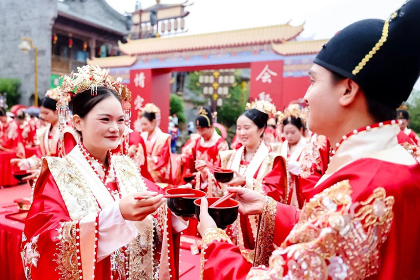 2025年江西省職工集體婚禮在江西廬山西海柘林古鎮舉行，圖為集體婚禮現場。文斌攝