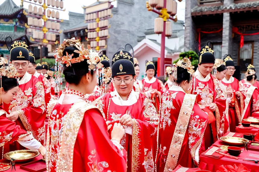 2025年江西省職工集體婚禮在江西廬山西海柘林古鎮舉行，圖為集體婚禮現場。文斌攝