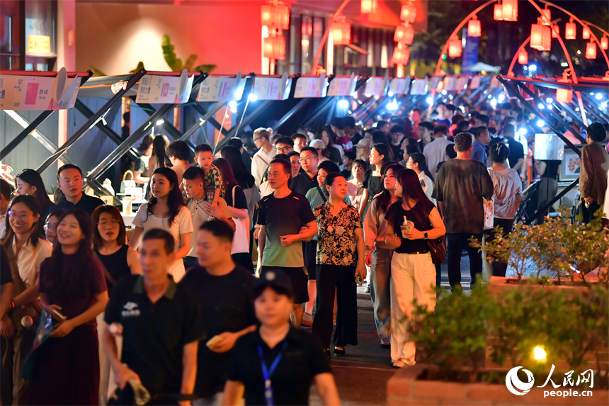 江西省景德鎮陶溪川文創街區春秋大集人頭攢動、熱鬧非凡。人民網記者 時雨攝