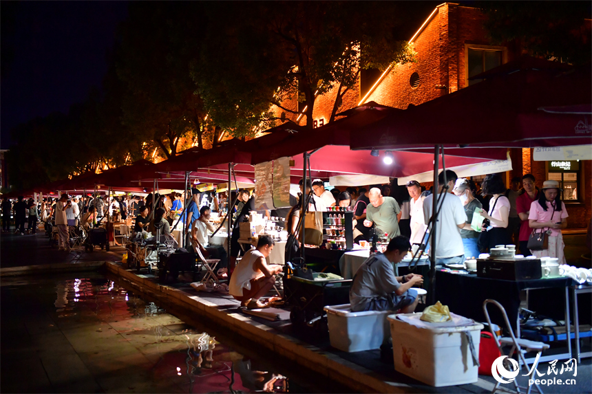 江西省景德鎮陶溪川文創街區春秋大集人頭攢動、熱鬧非凡。人民網記者 時雨攝