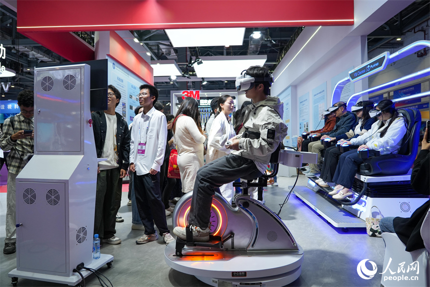 大會現場，市民與游客沉浸式體驗各類VR交互設備。人民網 涂詩軒攝