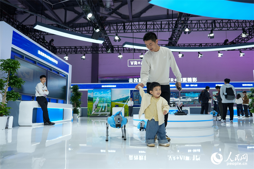 大會現場，市民與游客沉浸式體驗各類VR交互設備。人民網 涂詩軒攝