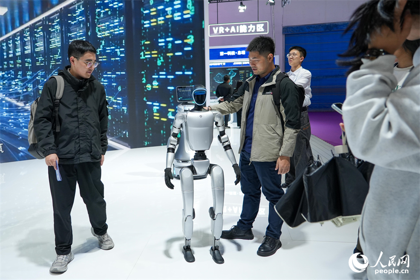 大會現場，市民與游客沉浸式體驗各類VR交互設備。人民網 涂詩軒攝