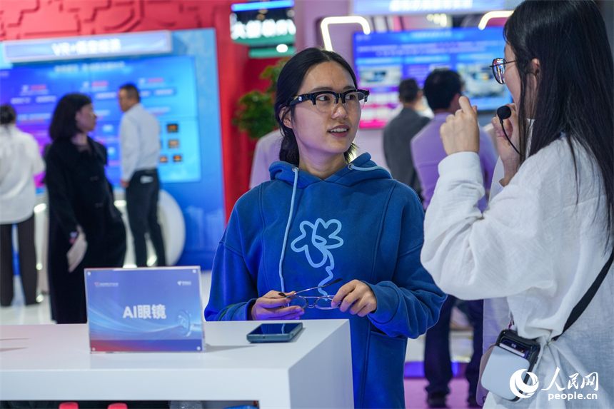 大會現場，市民與游客沉浸式體驗各類VR交互設備。人民網 涂詩軒攝