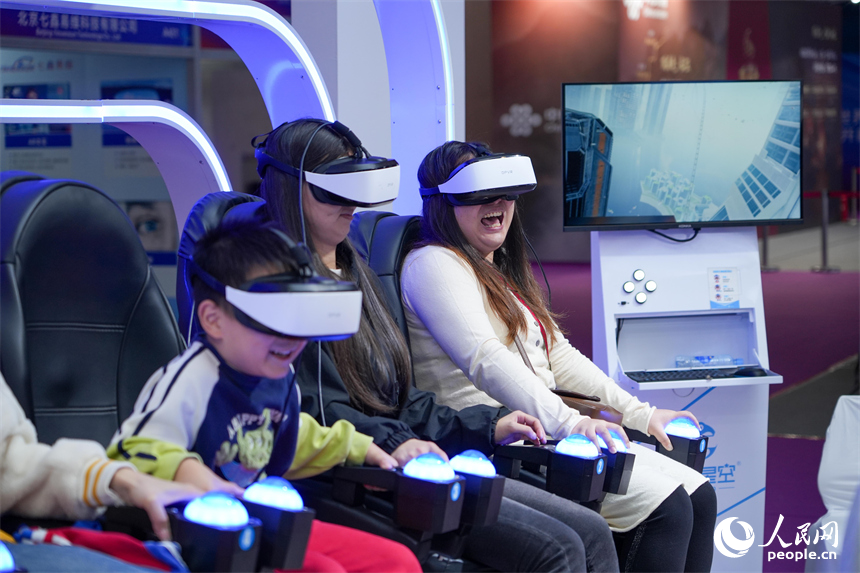 大會現場，市民與游客沉浸式體驗各類VR交互設備。人民網 涂詩軒攝
