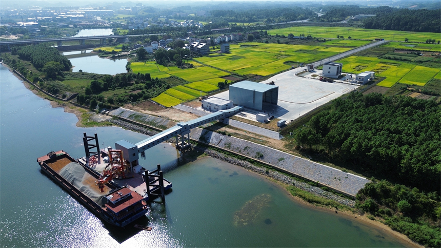 江西吉安峽江王家村碼頭，貨輪正在卸載貨物。胡文杰攝