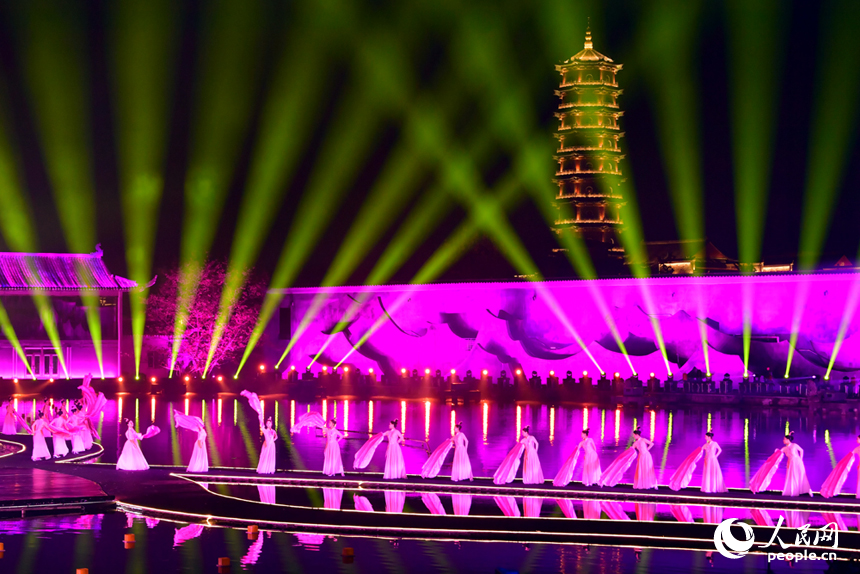2025年第七屆湯顯祖國際戲劇交流月活動開幕，大型沉浸式演出給觀眾帶來視聽盛宴。人民網記者 時雨攝