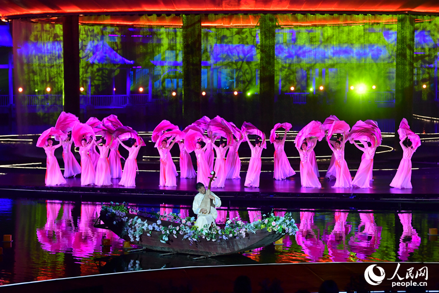 2025年第七屆湯顯祖國際戲劇交流月活動開幕，大型沉浸式演出給觀眾帶來視聽盛宴。人民網記者 時雨攝