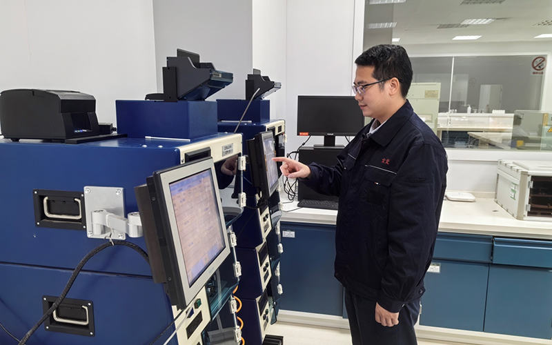 圖為該廠品質管理科成品檢驗員在綜合測試臺檢測煙支物理指標。劉斌攝