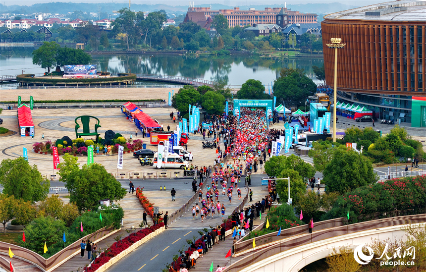 2025南康家具半程馬拉松賽比賽現場。人民網 朱海鵬攝