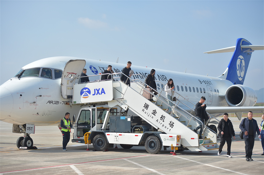 從遵義飛來瑞金航班上的旅客走下飛機。楊鑫攝