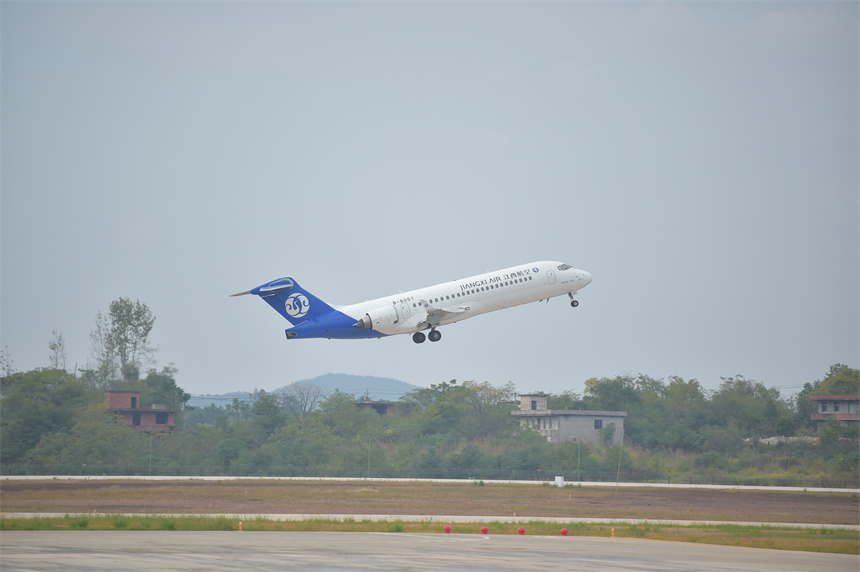 10月28日15時08分，隨著指令的發出，瑞金到遵義的首個航班——RY6646航班起飛，前往貴州省遵義新舟機場。楊鑫攝