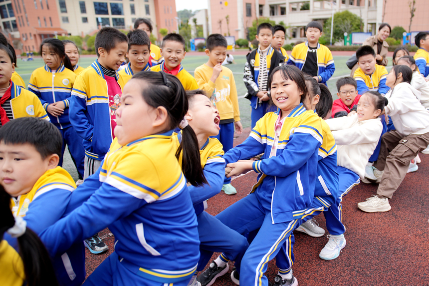 孩子們正在參加拔河比賽。