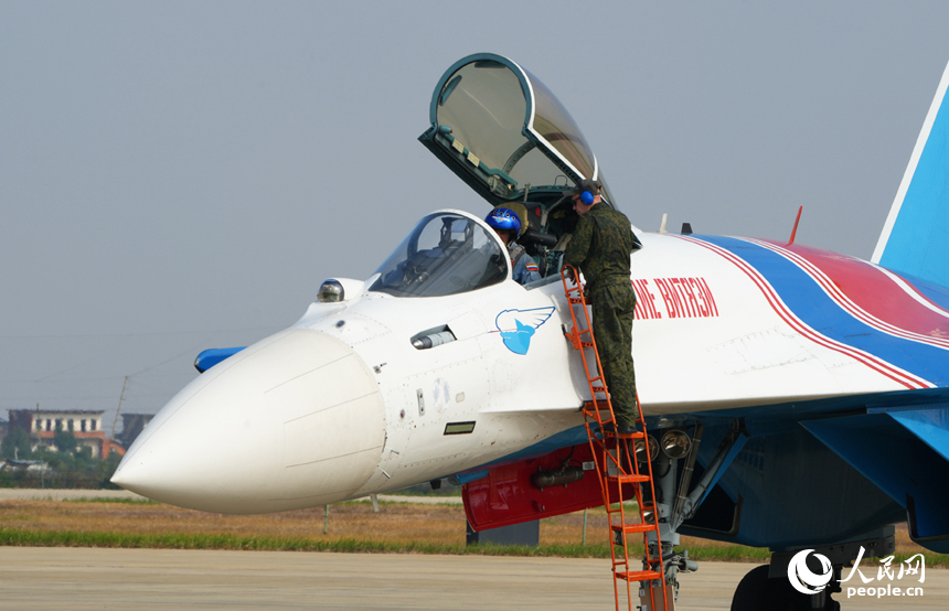 “勇士”飛行表演隊正在進行起飛前的準備工作。人民網記者 毛思遠攝