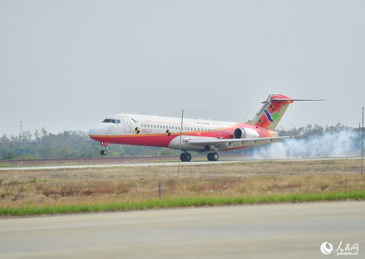 彩排演練中的ARJ21客機。人民網記者 時雨攝