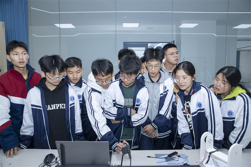 同學們參觀先進實驗室。