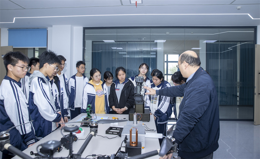 同學們參觀先進實驗室。