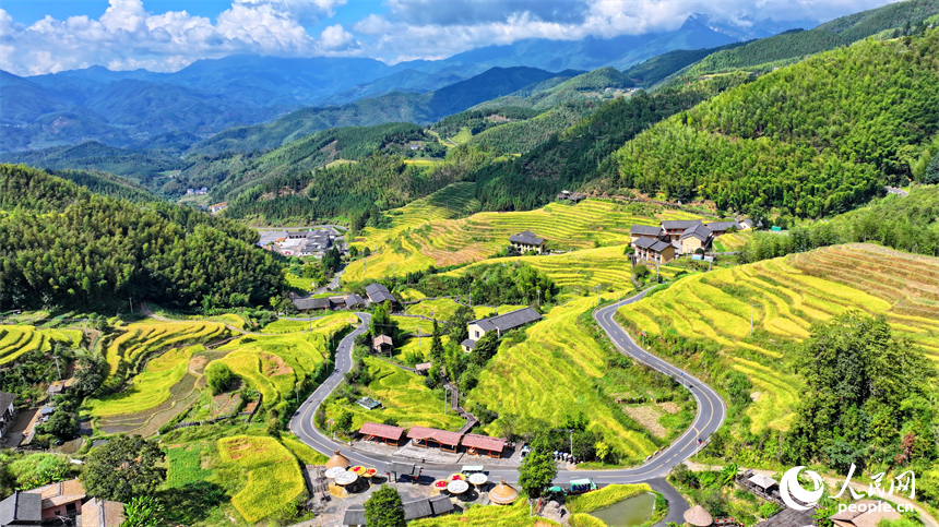 贛州市崇義縣上堡鄉，通村柏油公路串聯起層層疊疊的梯田，吸引了不少游客驅車前來游玩。人民網 朱海鵬攝