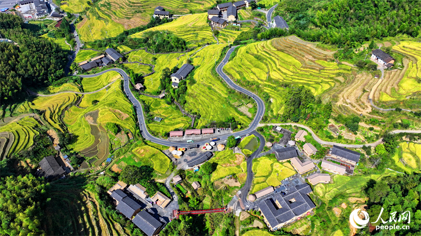 贛州市崇義縣上堡鄉，通村柏油公路串聯起層層疊疊的梯田，吸引了不少游客驅車前來游玩。人民網 朱海鵬攝