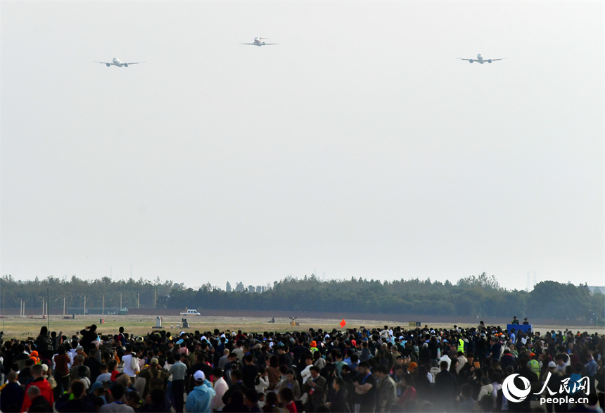 2025南昌飛行大會開幕，國產大飛機C919與C909首次以三機編隊亮相藍天。人民網記者 時雨攝