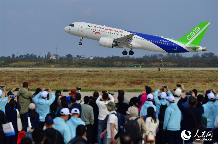 2025南昌飛行大會開幕，國產大飛機C919騰空而起。人民網記者 時雨攝