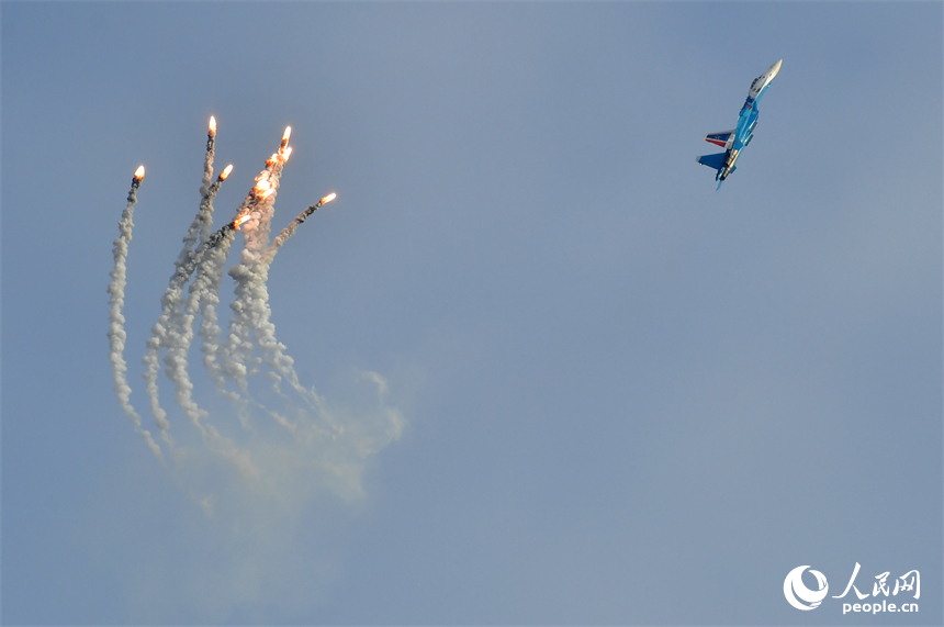 俄羅斯“勇士”飛行表演隊在瑤湖機場上空表演。人民網記者 時雨攝